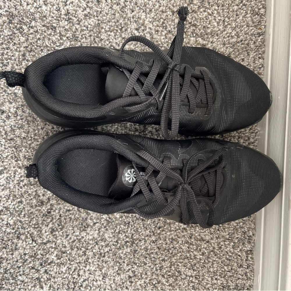 Size 8 women Nike barely worn